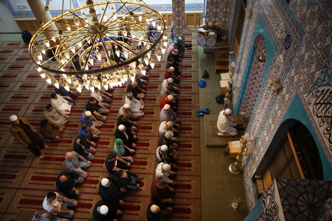 Dünyada ilk teravih namazı coşkusu